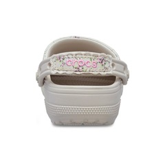Sandália Crocs Classic Crafted Disty Floral Clog Cocoa Cream - Unissex - Foto 6