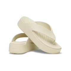 Sandália crocs getaway groove platform flip sandstone - Unissex - Foto 4