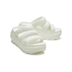 Sandália Feminino Crocs Classic Mega Crush Triple Strap Chalk - Foto 4