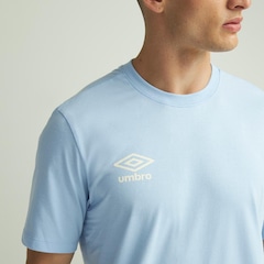 Camiseta Umbro Essential - Masculina - Foto 3
