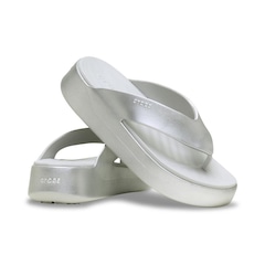 Sandália Unissex Crocs Getaway Metallic Platform Flip - Foto 4
