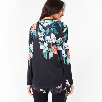 Camiseta Manga Longa Farm Rio Xô Suor Floral Manaus - Feminina - Foto 2