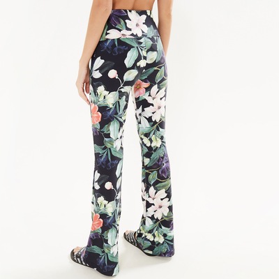 Calça Flare Farm Rio Floral Manaus - Feminina - Foto 1