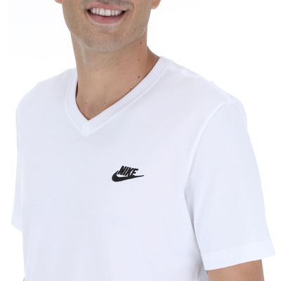 Camiseta Nike Club Vneck - Masculina - Foto 4