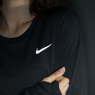 Camiseta Manga Longa Nike Miler Top LS - Feminina - Foto 5