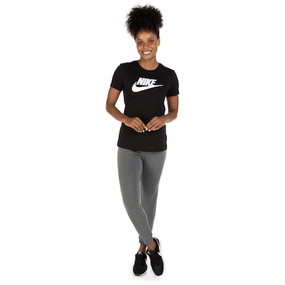 Camiseta Nike Sportswear Essential Icon Futura - Feminina - Foto 4