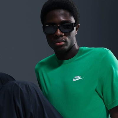 Camiseta Nike Sportwear Club - Masculina - Foto 5
