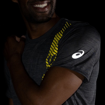 Camiseta Asics Manga Curta Logo Vertical - Masculina - Foto 6