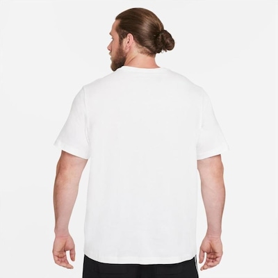 Camiseta Nike Sportswear Club - Masculina - Foto 2
