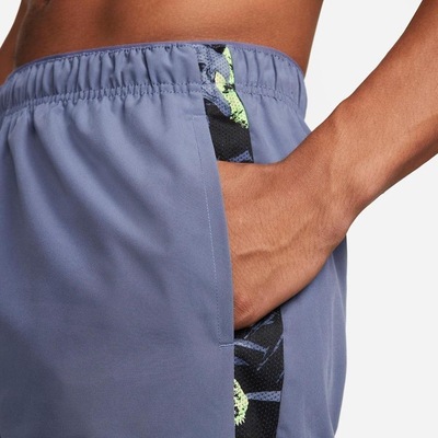 Bermuda Nike Dri-Fit Challenger - Masculino - Foto 4