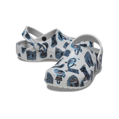 Sandália Crocs Classic Game Over Clog Atmosphere - Infantil - Foto 4
