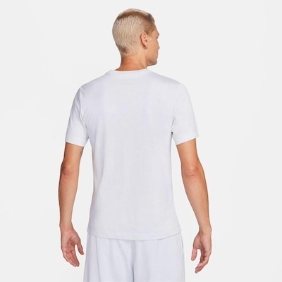 Camiseta Nike Sportswear Club - Masculina - Foto 2