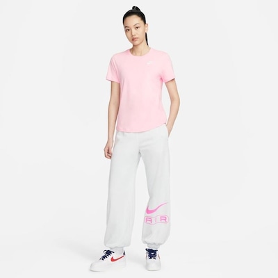 Camiseta Nike Sportswear Club Essentials - Feminina - Foto 6