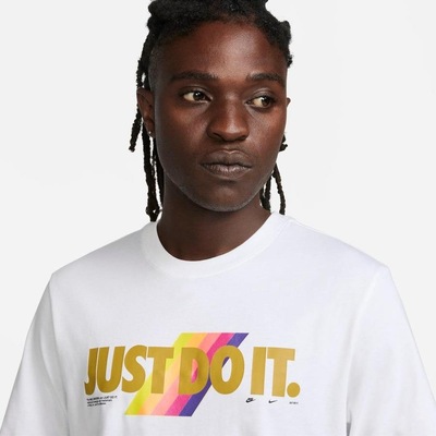 Camiseta Nike Sportswear - Masculina - Foto 3