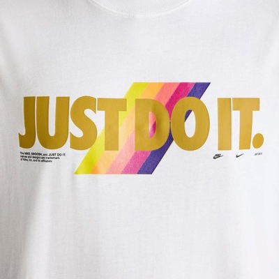 Camiseta Nike Sportswear - Masculina - Foto 4