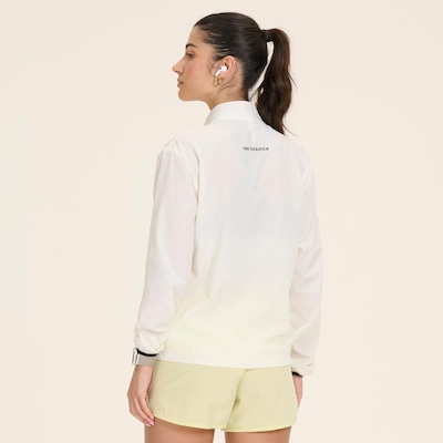Jaqueta New Balance Corta Vento Sport Essentials - Feminina - Foto 3