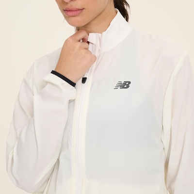 Jaqueta New Balance Corta Vento Sport Essentials - Feminina - Foto 4