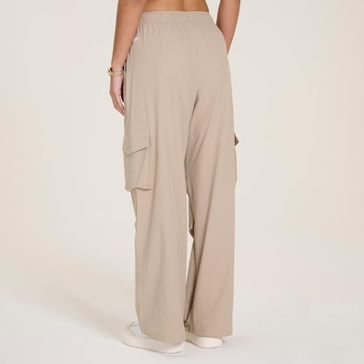 Calça New Balance Nylon Cargo - Feminina - Foto 3