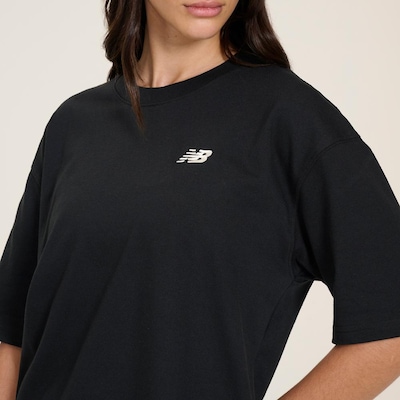 Camiseta New Balance Oversized Small Logo - Feminina - Foto 4