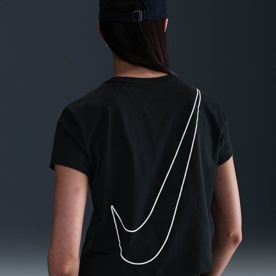 Camiseta Nike Sportswear Club - Feminina - Foto 2