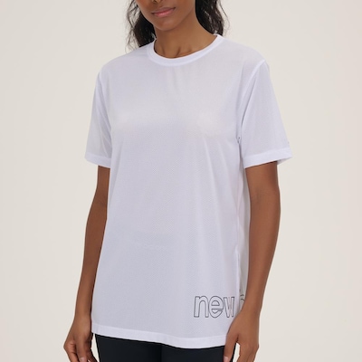 Camiseta New Balance Sport Essentials Graphic - Feminina - Foto 2
