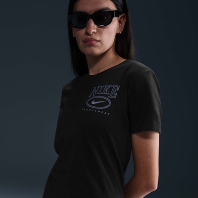 Camiseta Nike Sportswear Club Essential - Feminina - Foto 6
