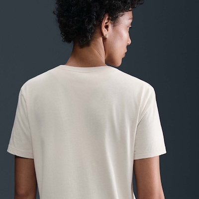 Camiseta Nike Sportswear Club Essential - Feminina - Foto 2