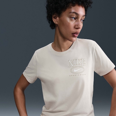 Camiseta Nike Sportswear Club Essential - Feminina - Foto 3