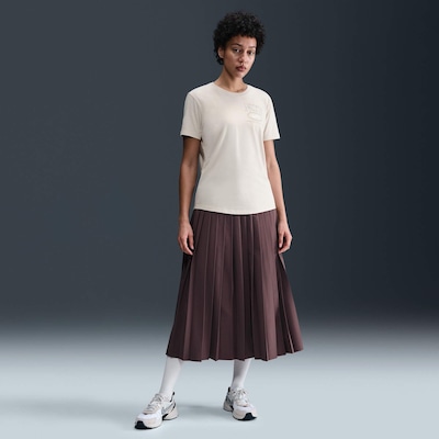 Camiseta Nike Sportswear Club Essential - Feminina - Foto 4