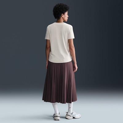Camiseta Nike Sportswear Club Essential - Feminina - Foto 5