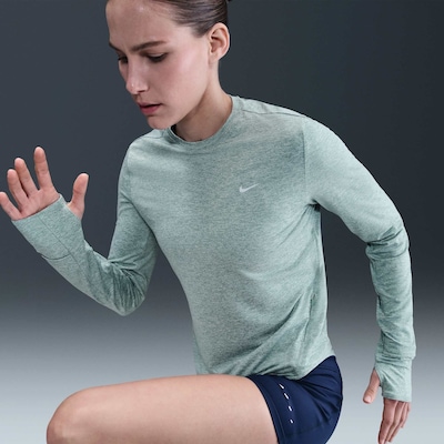 Camiseta Manga Longa Nike Dri-FIT Swift Crew - Feminina - Foto 4