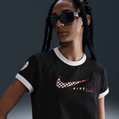 Camiseta Nike Sportswear Club - Feminina - Foto 5