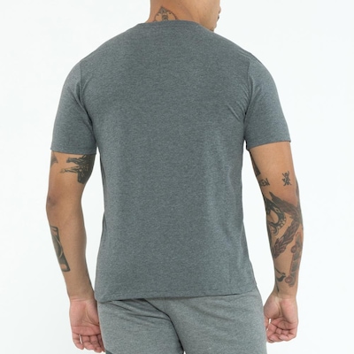 Camiseta Umbro Essential - Masculina - Foto 5