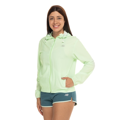 Jaqueta Feminina Corta-Vento Sport Essentials New Balance - Video 1