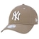 Boné Aba Curva New Era 9Twenty Mlb New York Yankees - Strapback - Feminino CAQUI
