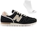 TÊNIS NEW BALANCE 373V2 + PAR DE MEIAS - FEMININO PRETO/BRANCO