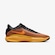 Tênis Nike Team Hustle Academy - Masculino PRETO/LARANJA