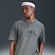 Camiseta Nike M90 Verbiage - Masculina CINZA CLA/PRETO