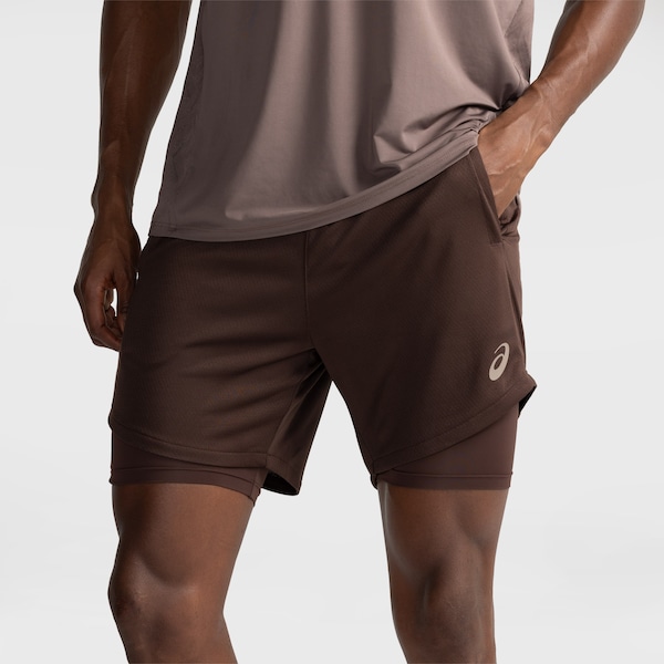 Bermuda Masculina ASICS Malha 2 em 1 Elástico Logo | Cor: MARROM ESCURO | Tamanho: G
