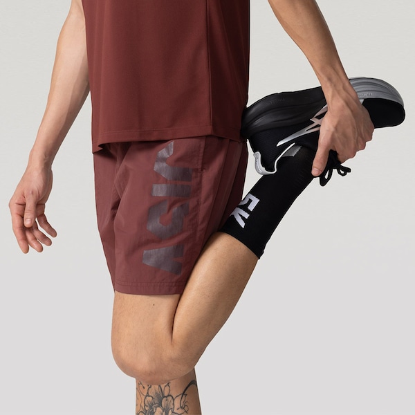 Bermuda Masculina ASICS Logo Estourado | Cor: VINHO | Tamanho: G