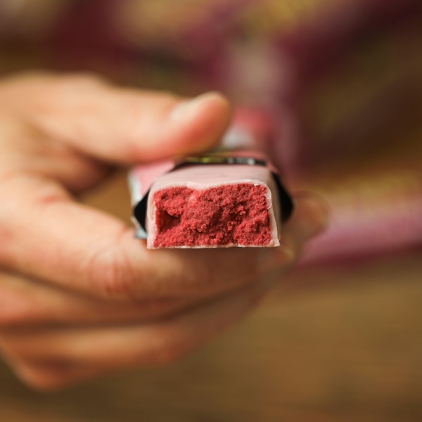 Vista 3 Barra de Proteína Bio2 Vegan Crunchy Cobertura de Hibisco 50g MORANGO Bio2 MORANGO