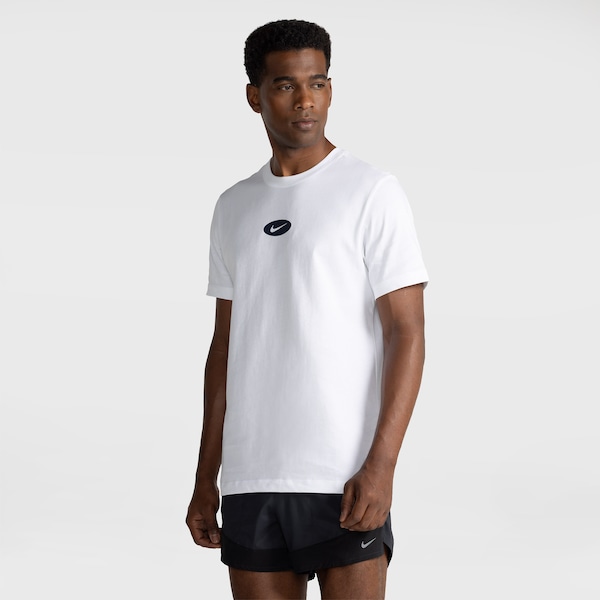 Camiseta Nike Sportswear Celebrate Brand Unissex | Cor: BRANCO | Tamanho: GG