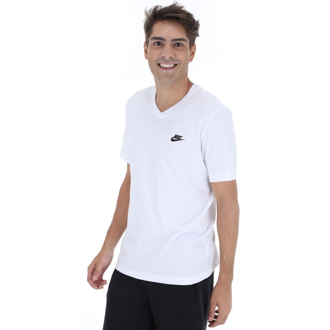 Camiseta Nike Club Vneck - Masculina - Foto 2