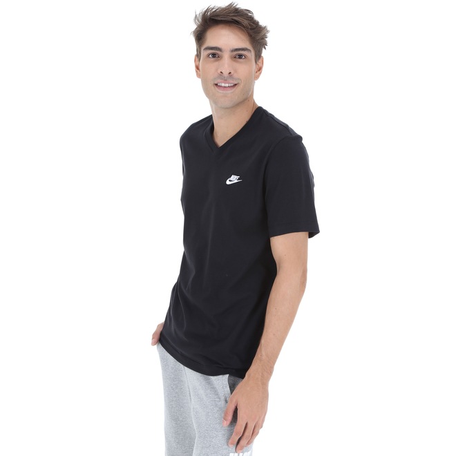 Camiseta Nike Club Vneck - Masculina - Foto 2