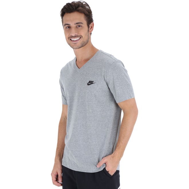 Camiseta Nike Club Vneck - Masculina - Foto 2