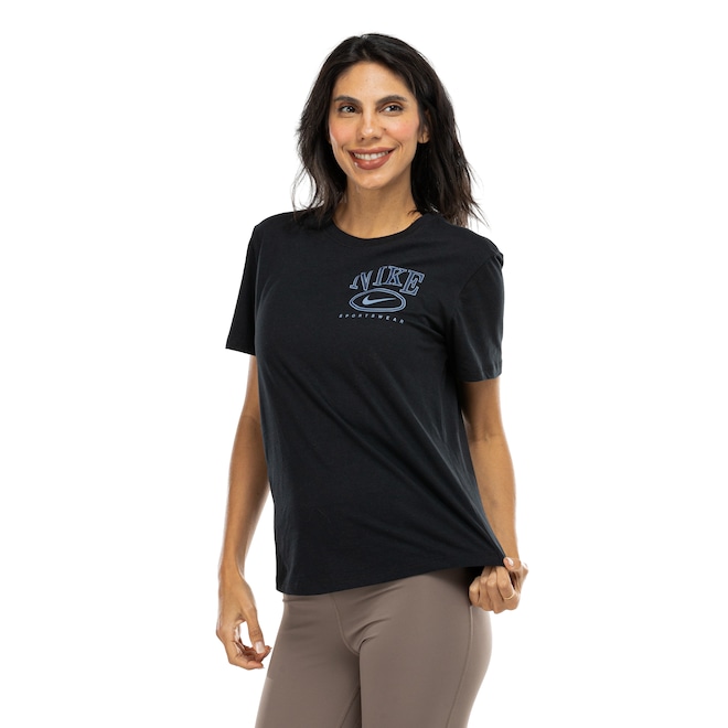 Camiseta Nike Sportswear Club Essential Feminina - Foto 2