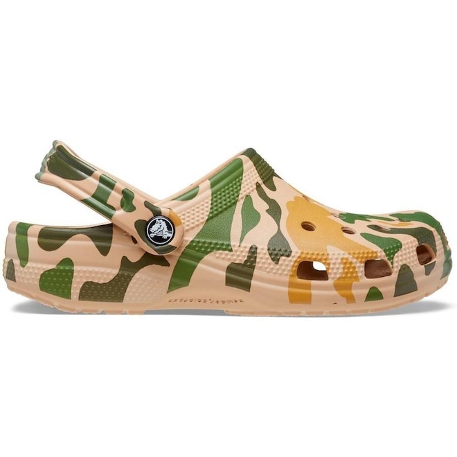 Sandália Crocs Classic Printed Camo Clog Chai/Tan - Adulto - Foto 1