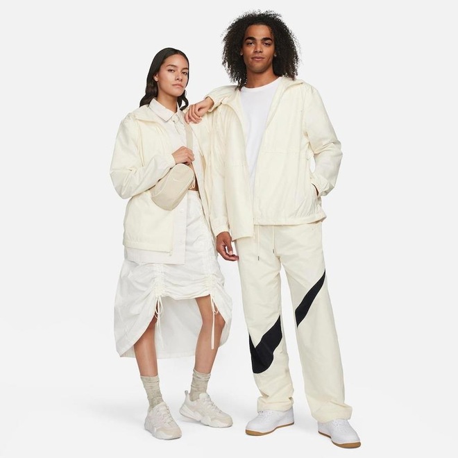 Jaqueta com Capuz Nike Sportswear Essential Repel - Feminina - Foto 1