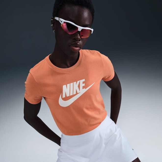 Camiseta Nike Sportswear Essentials Feminina - Foto 1