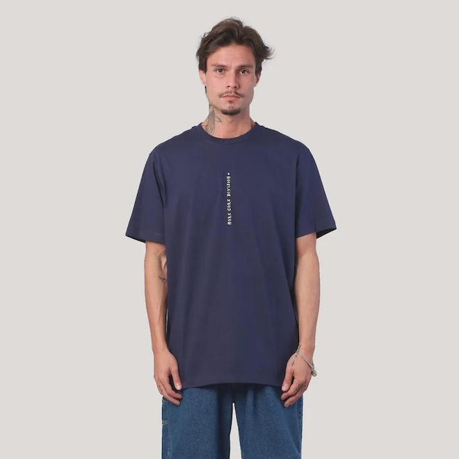 Camiseta Regular MCD Anja Pipa Caveira Masculino - Foto 1